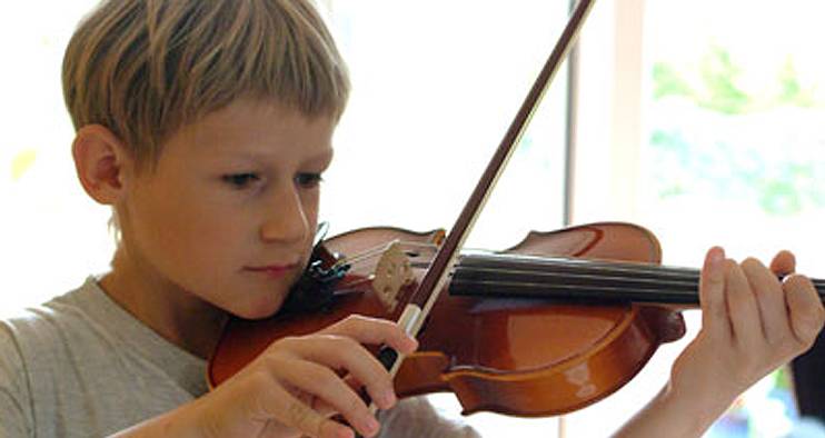  Kind spielt Geige 